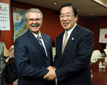 Minister Ritz and Japanese counterpart Michihiko Kano, bilateral meeting, Tokyo.